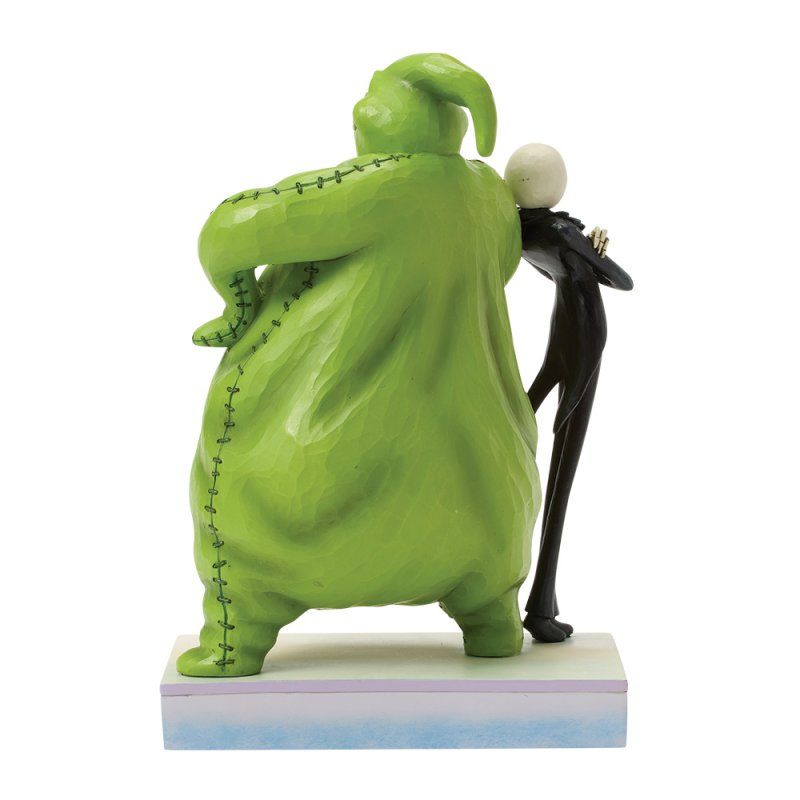 Oogie Boogie, groen, leunt tegen Jack Skellington, zwart, op een sokkel.