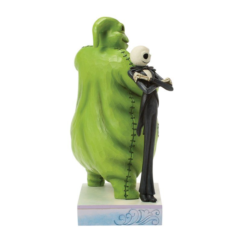 Oogie Boogie omhelst Jack Skellington. De groene Oogie Boogie en de zwart-witte Jack staan ​​op een sokkel.