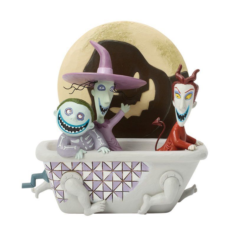 Een Nightmare Before Christmas-figuurtje van Lock, Shock en Barrel in een badkuip, met een volle maan op de achtergrond.