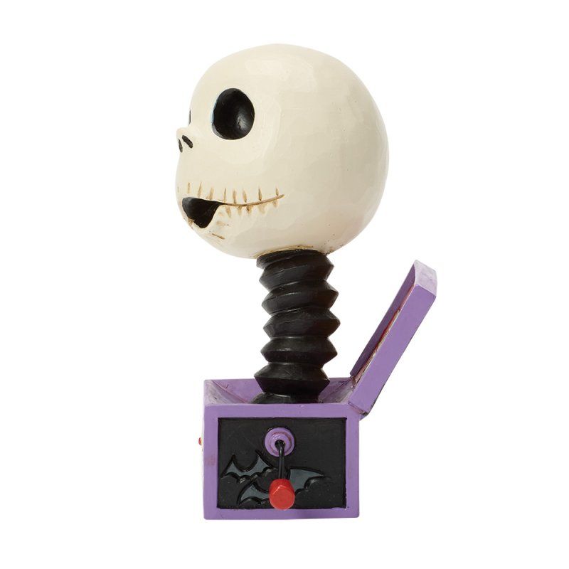 Een Jack Skellington bobblehead in een paarse speeldoos, met een zwart lijfje en een rode vleermuisknop.