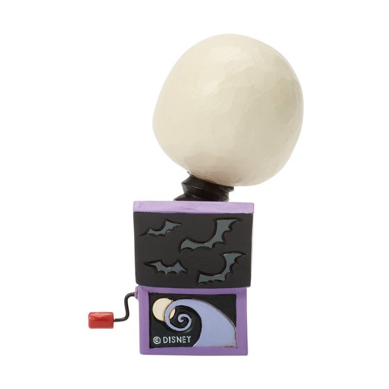 Jack Skellington-figuurtje uit een springpopje met vleermuizen op een paarse doos en een heuvellandschap met een spiraalvormige achtergrond.