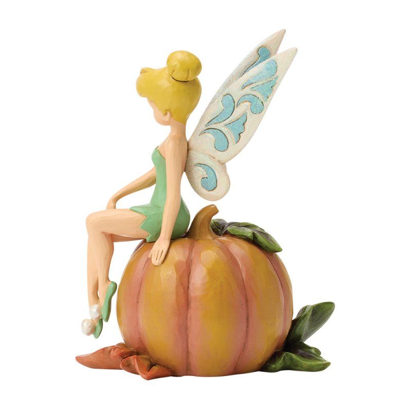 Een Tinkerbell-feeënfiguurtje zittend op een pompoen, met een lichtgroene jurk en witte en blauwe vleugels.