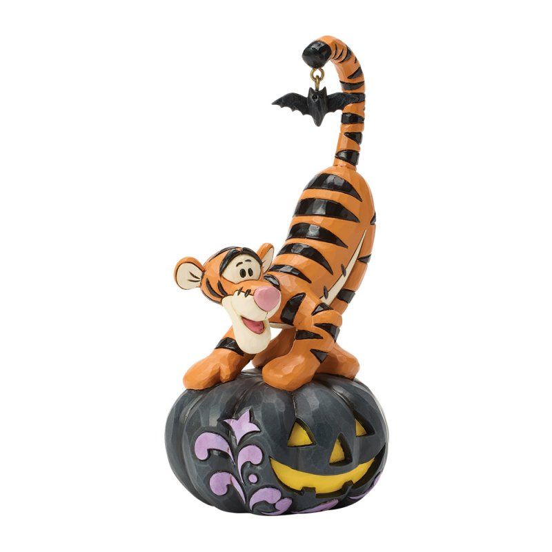 Tigger, bovenop een pompoen, reikt naar een vleermuis. Oranje tijger met zwarte strepen, de pompoen is zwart met paarse en gele accenten.