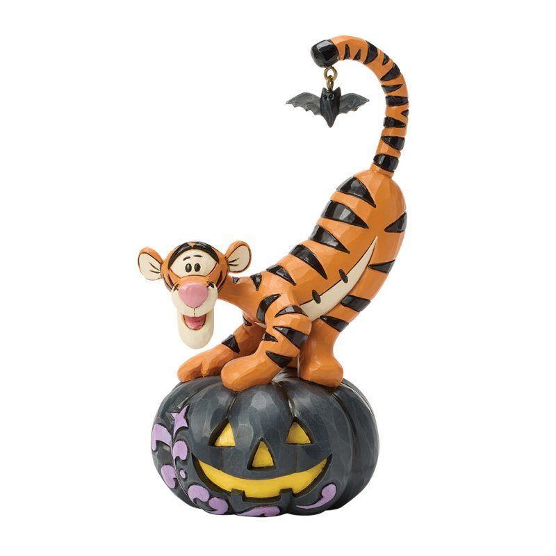 Tigger, bovenop een pompoen, reikt naar een vleermuis. Oranje tijger met zwarte strepen, de pompoen is zwart met paarse en gele accenten.