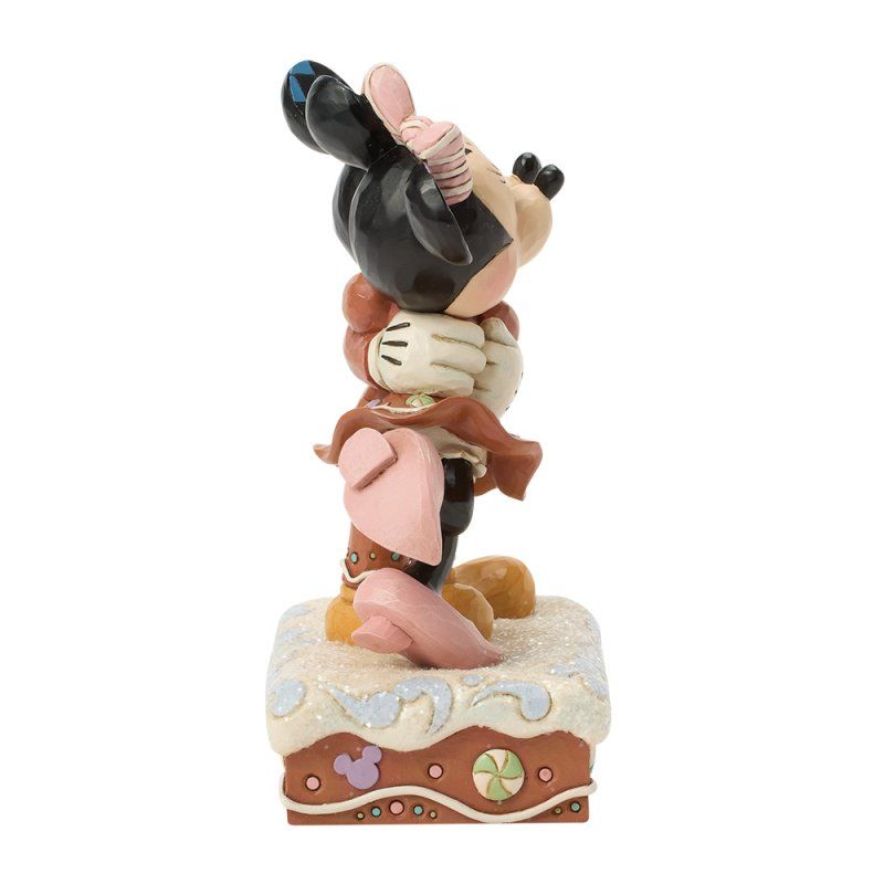 Mickey en Minnie Mouse beeldje op een decoratieve sokkel, innig omhelzend. Kleuren: bruin, roze, wit en zwart.