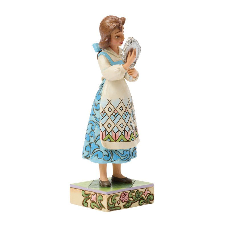 Beeldje van Belle uit Belle en het Beest, met een spiegel in haar hand, gekleed in een blauwe jurk en schort, staand op een versierde sokkel.