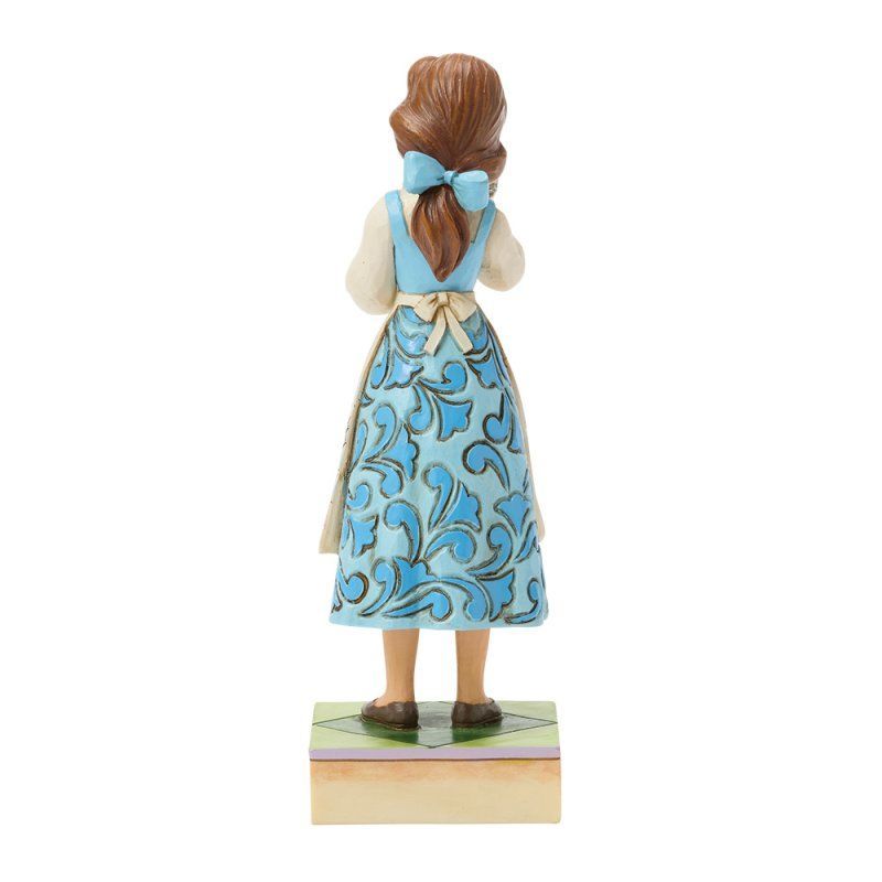 Achteraanzicht van een Belle-beeldje, gekleed in een blauwe jurk met patroon en een schort, met bruin haar dat in een strik is gebonden.