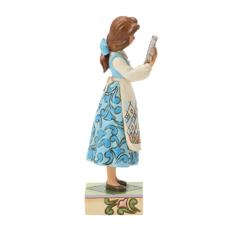 Beeldje van Belle uit Belle en het Beest, gekleed in blauw en met een boek in haar hand, staand op een versierde sokkel.