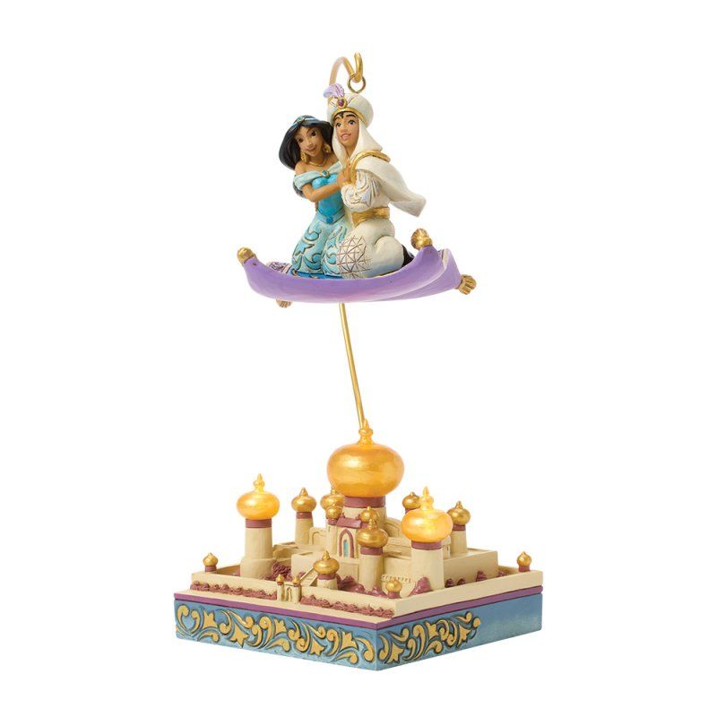 Disney's Aladdin en Jasmine op een magisch tapijt, boven een gouden paleisornament.