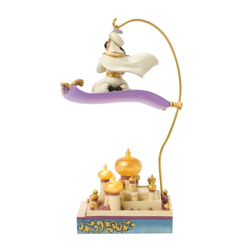 Aladdin op een paars magisch tapijt boven een sierlijk paleisbeeld met gouden accenten.