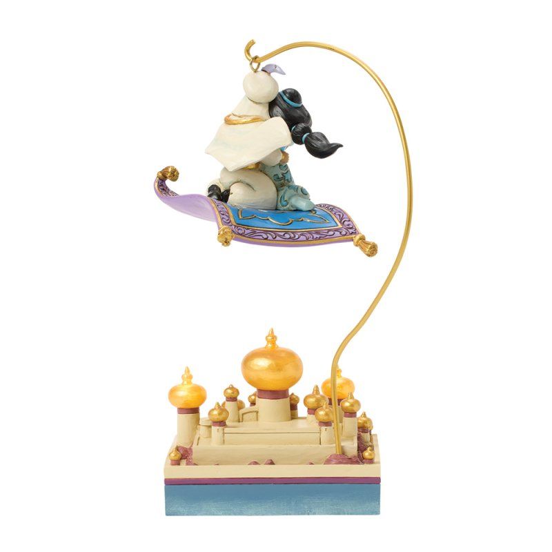 Een Disney Aladdin-figuurtje op een magisch tapijt, boven een paleis met een gouden koepel.