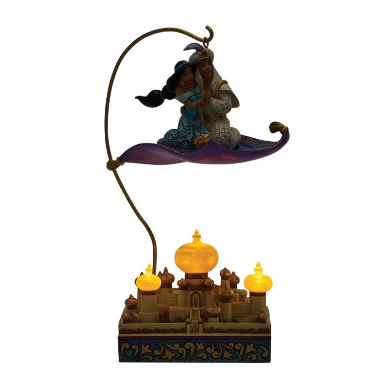Aladdin en Jasmine op een magisch tapijt, boven een verlicht paleis.