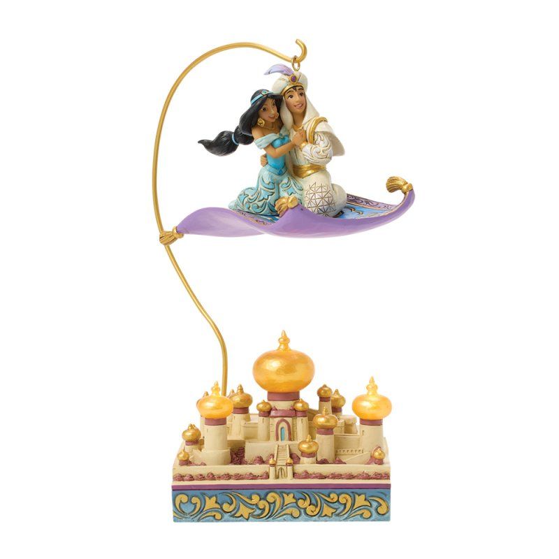 Aladdin en Jasmine op een magisch tapijt boven een gedetailleerd paleisbeeld, ondersteund door een gebogen gouden staaf.