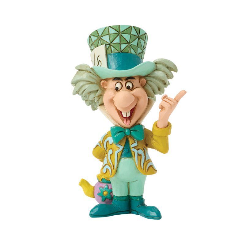 Een beeldje van de Gekke Hoedemaker met een turquoise hoed, jas en broek, die met één vinger wijst. Hij houdt een paarse theepot vast.