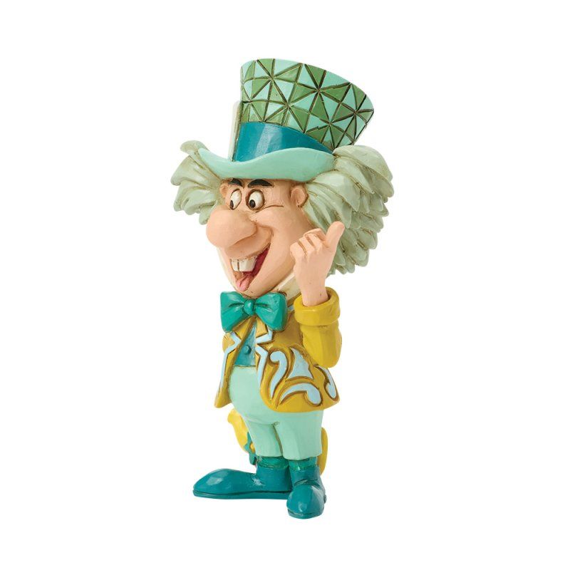 Het beeldje van de Gekke Hoedemaker in een groen-gele outfit, die met een brede grijns naar boven wijst.
