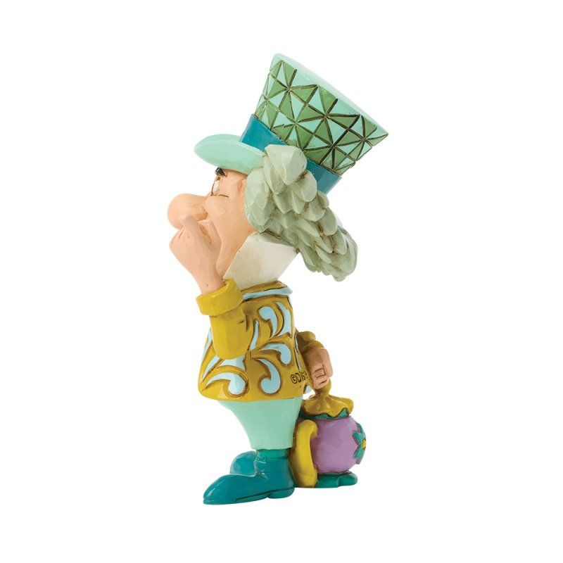 Een beeldje van de Gekke Hoedemaker, met een hoge, versierde hoed op, die omhoog kijkt en een hand voor zijn gezicht houdt.