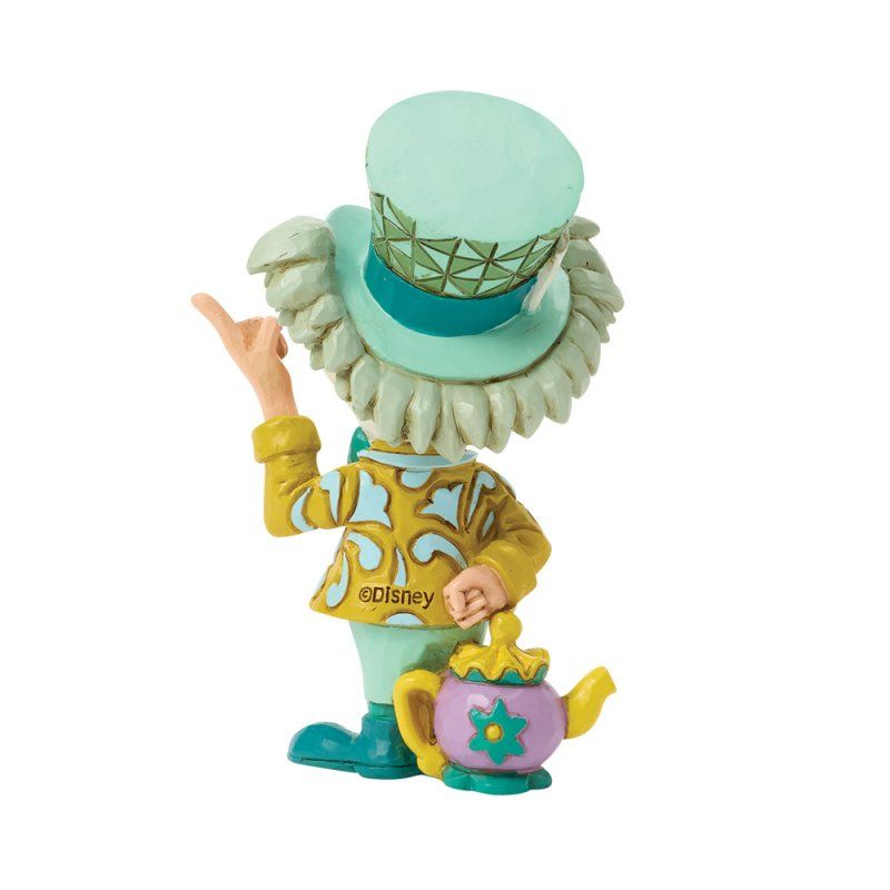 Een beeldje van de Gekke Hoedemaker, die met zijn rechterhand omhoog wijst en een theepot vasthoudt.
