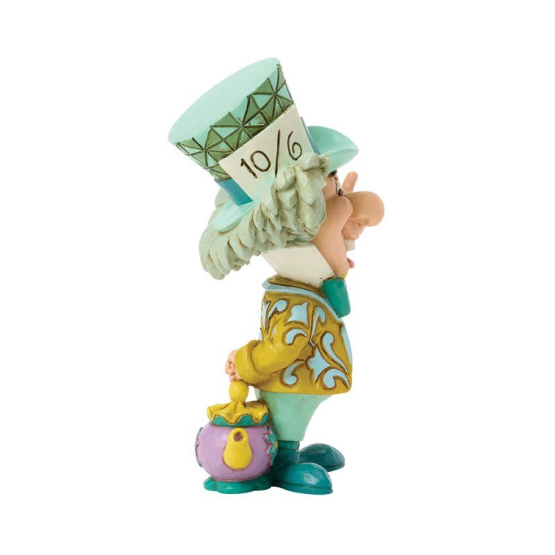 Een beeldje van de Gekke Hoedemaker, met een hoge hoed en jas. Hij houdt een theepot vast in de kleuren turquoise, goud en roze.