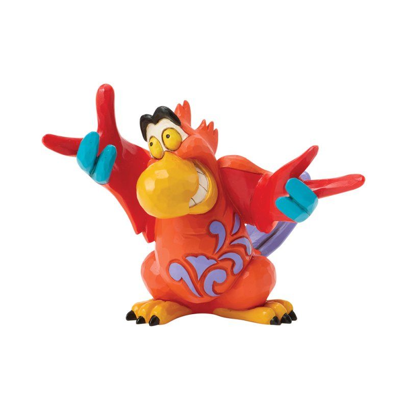 Beeldje van Iago de papegaai uit Aladdin, rood, met blauwe vleugeltips, armen omhoog en lachend.