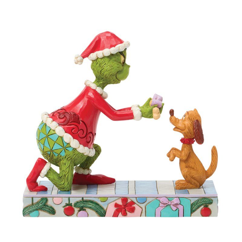 De Grinch biedt een cadeautje aan zijn hond Max aan, geplaatst op een versierde vensterbank. De Grinch is groen en draagt ​​een rood pak.