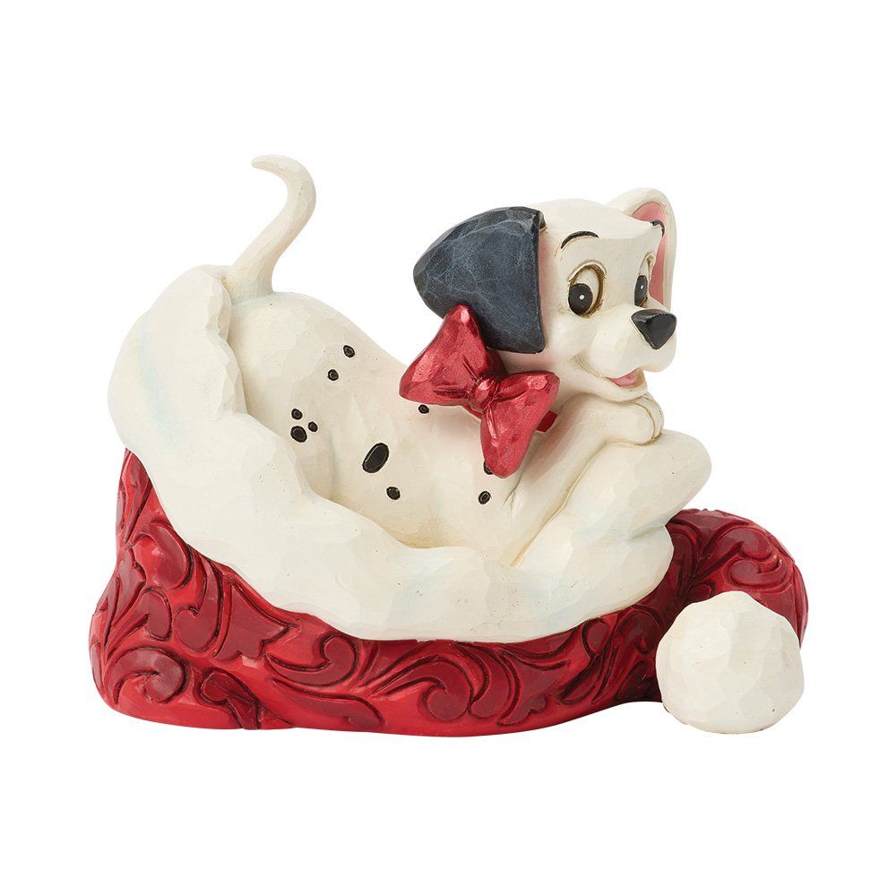 Dalmatiërpuppy in een rood-witte sok met een rode strik.