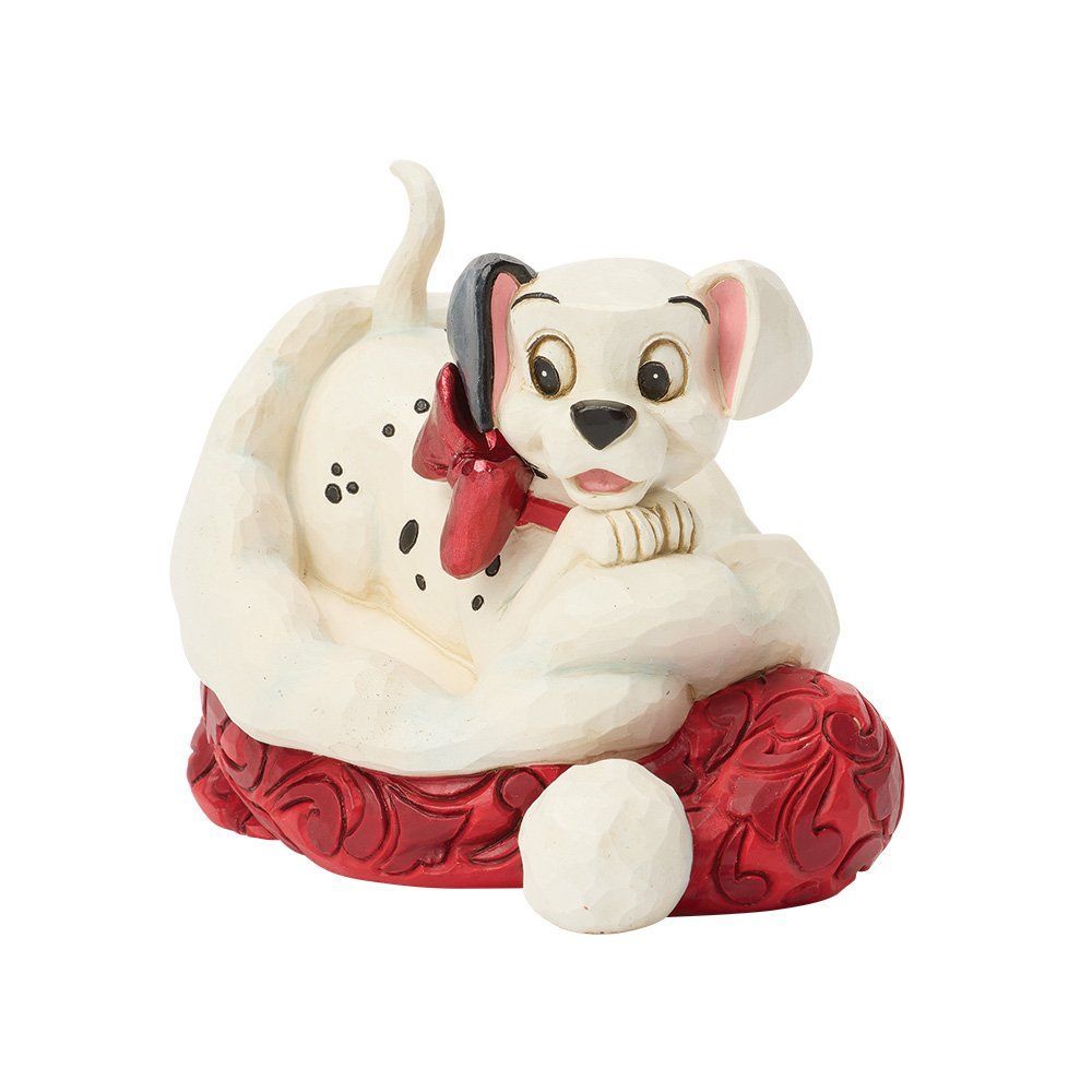 Dalmatiërpuppyfiguurtje in een kerstsok, met rode strik en bal.