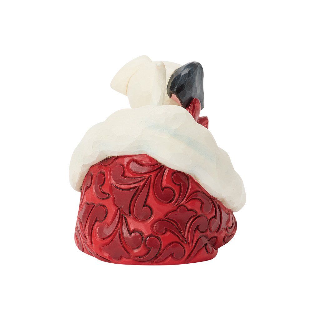 Beeldje van een vrouw in een rode jurk met witte bontkraag en zwarte hoofddoek.