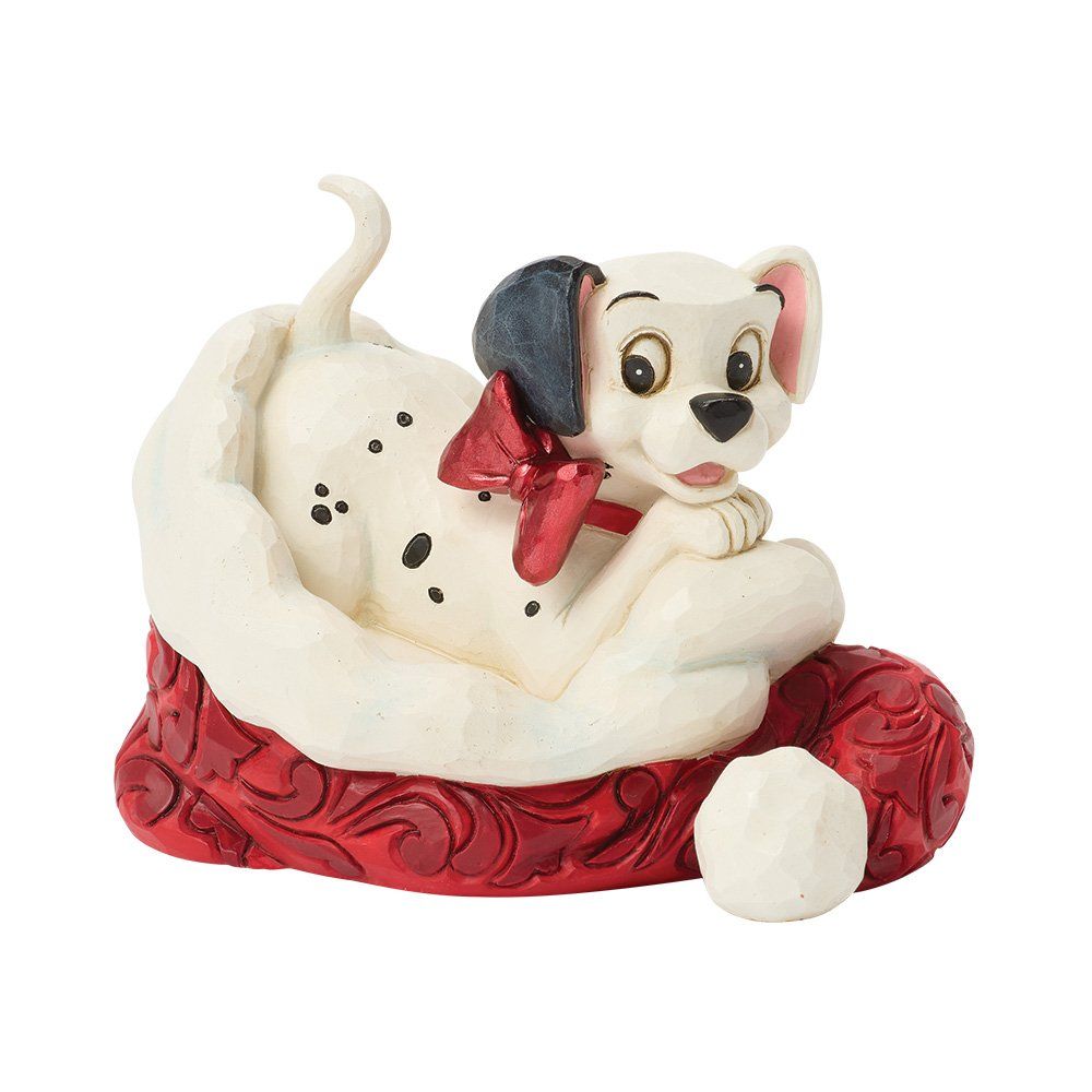 Dalmatiërpuppyfiguurtje in een kerstsok, met rode strik en bal.