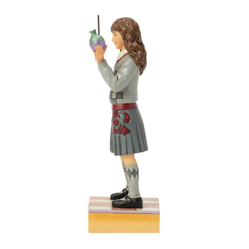 Beeldje van Hermione Granger die een toverdrank vasthoudt, in Zweinstein-uniform staat en op een blok staand is.