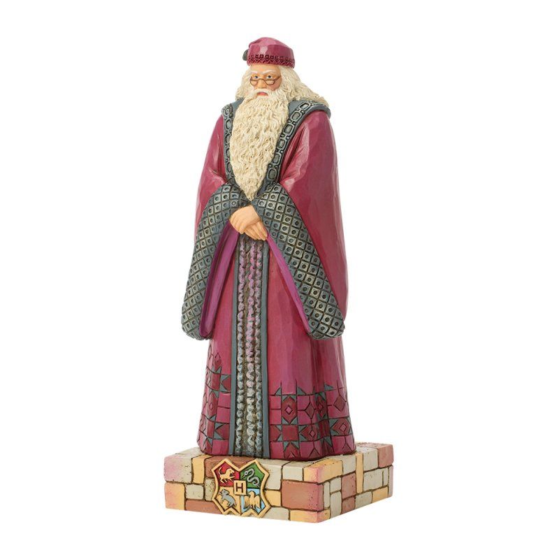 Standbeeld van Dumbledore in een bordeauxrode mantel, staand op een bakstenen sokkel met het wapen van Zweinstein.