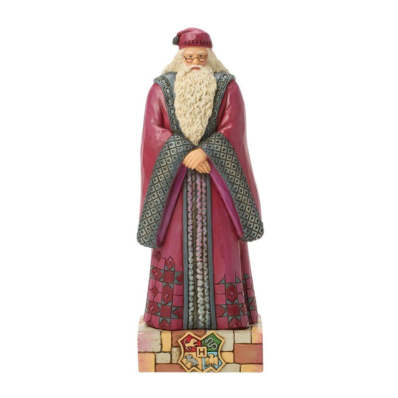 Standbeeld van Dumbledore in een bordeauxrode mantel, staand op een bakstenen sokkel met het wapen van Zweinstein.
