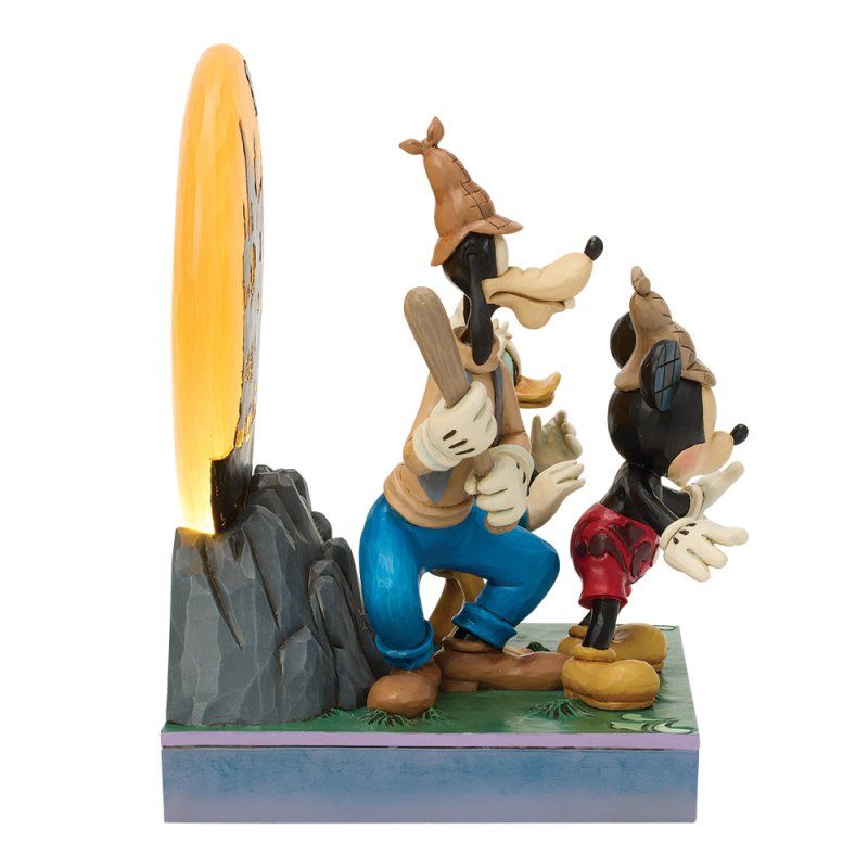 Disney-figuurtjes van Goofy en Mickey Mouse, met hoedjes op, die naar een gele boog kijken.