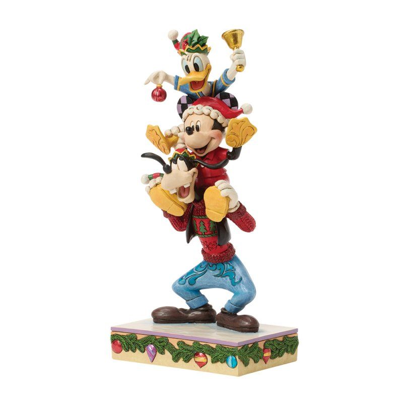 Disney kerstfiguurtje: Goofy die Mickey en Donald vasthoudt, met versierde sokkel.