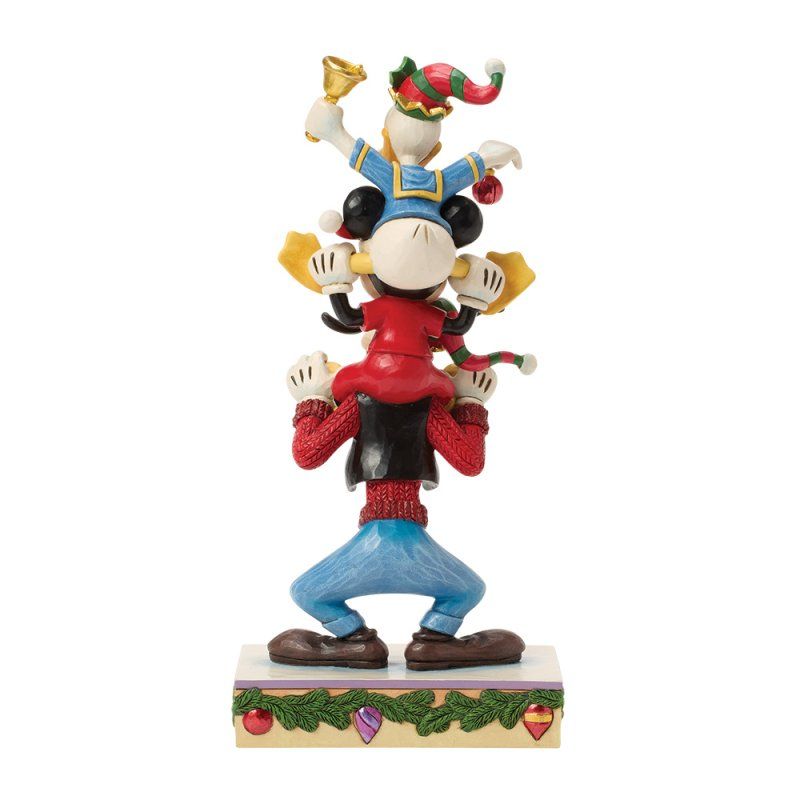 Goofy, Mickey en een kind verkleed als elfjes, op elkaar gestapeld in een kerstbeeld.