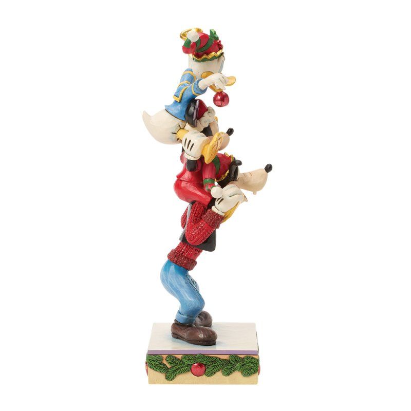 Kerstfiguurtjes van Donald Duck, Goofy en Mickey Mouse op elkaar gestapeld.