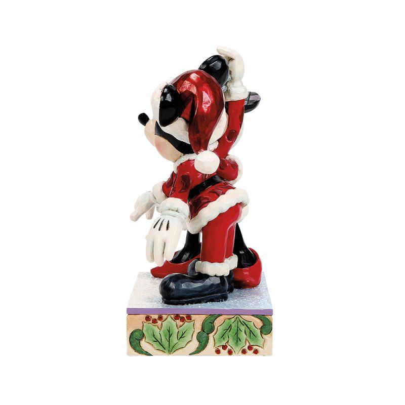 Een kerstfiguurtje van Mickey Mouse en Minnie Mouse, in rode outfits, dansend op een besneeuwde achtergrond.