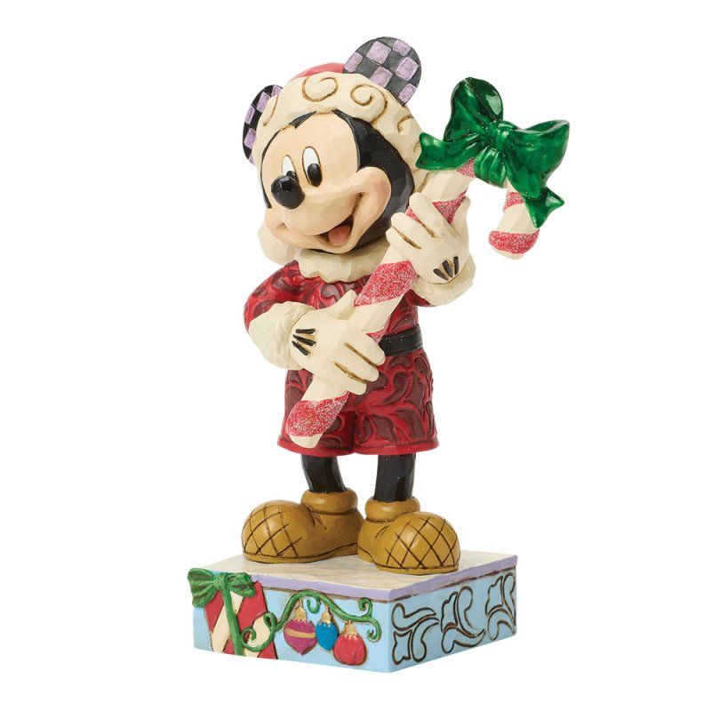 Een kerstfiguurtje van Mickey Mouse met een zuurstok in zijn hand, gekleed in een rode jas en hoed.