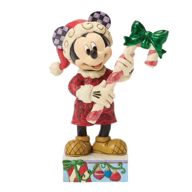Een kerstfiguurtje van Mickey Mouse met een zuurstok in zijn hand, gekleed in een rode jas en hoed.