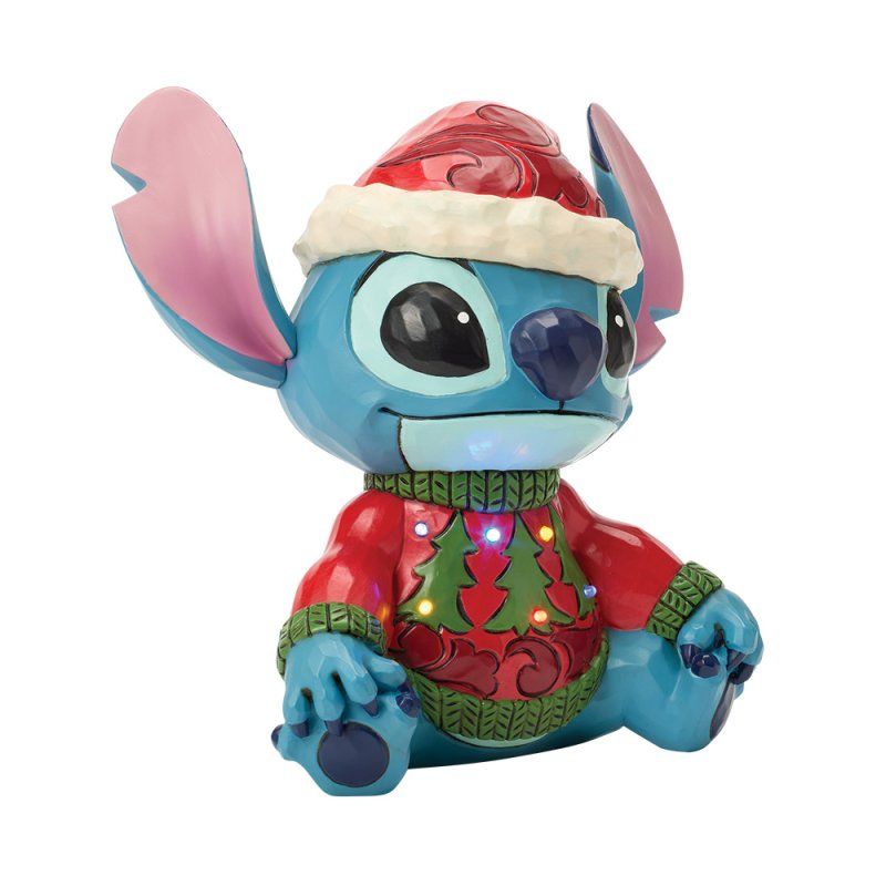 Een figuurtje van Stitch met een kerstmuts en een trui met kerstboommotief.
