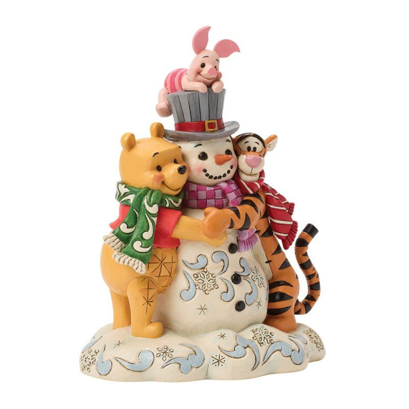 Winnie de Poeh, Tigger en Piglet met een sneeuwpop op een besneeuwde ondergrond; ze hebben een vrolijke uitdrukking op hun gezicht.