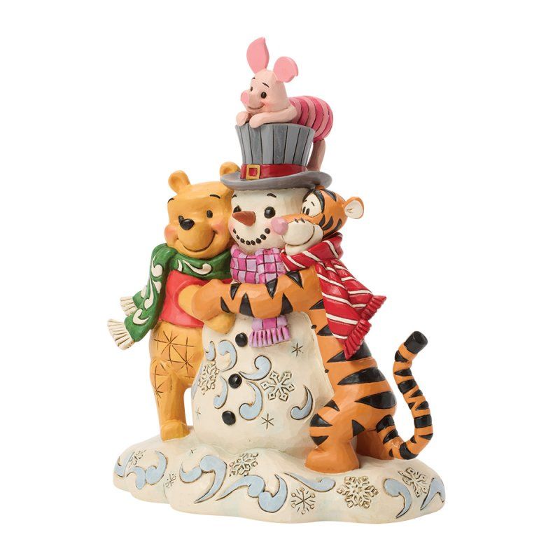 Winnie de Poeh, Knorretje en Tijger met een sneeuwpop die sjaals en een muts draagt.