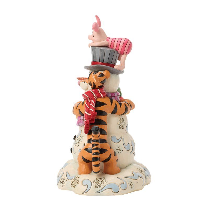 De personages uit Winnie de Pooh: Knorretje bovenop een sneeuwpop met Teigetje, alles op een besneeuwde ondergrond.