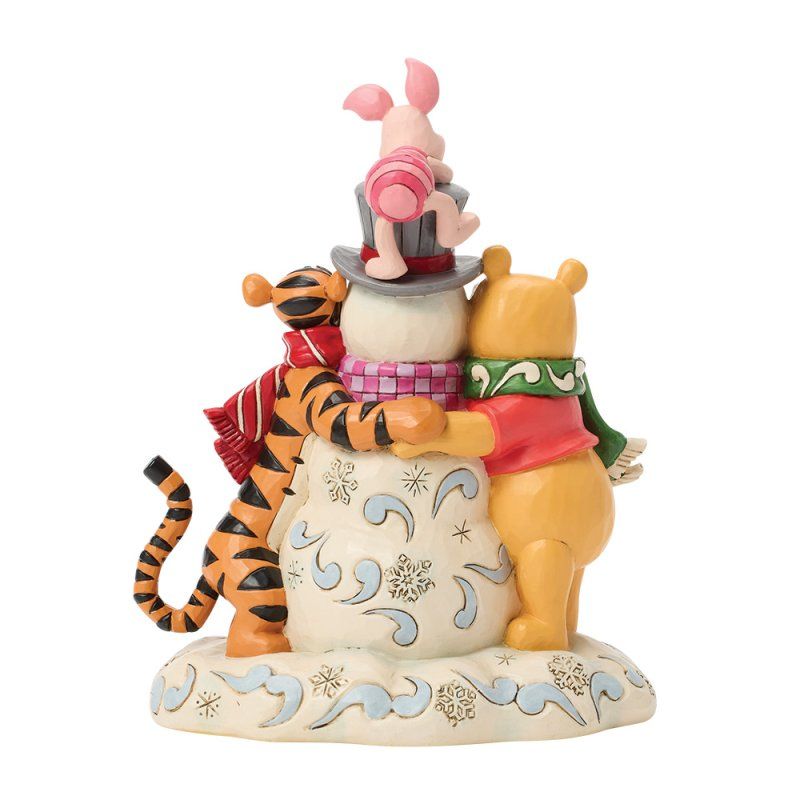 Winnie de Poeh, Tigger en Piglet omarmen een sneeuwpop met sjaals en een hoge hoed.