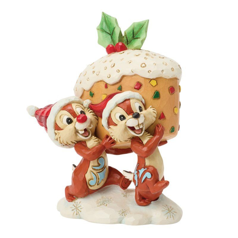 Chip en Dale, met kerstmutsen op, dragen een grote kersttaart met hulst, op een besneeuwde ondergrond.