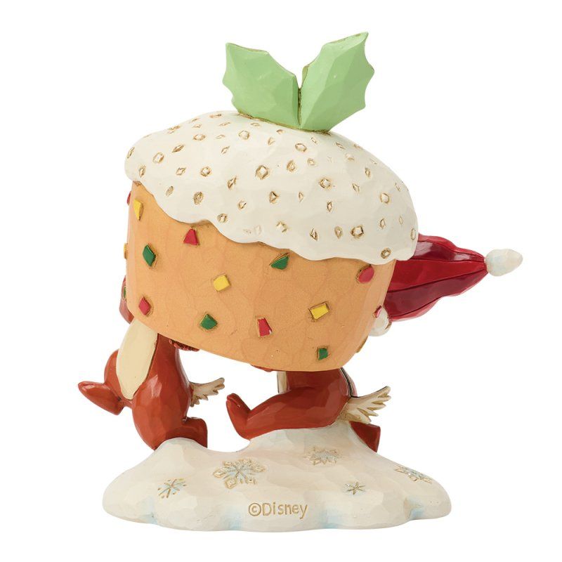 Chip en Dale dragen een kerstfruitcake en hebben kerstmutsen op. Ze staan ​​op een sneeuwveld.