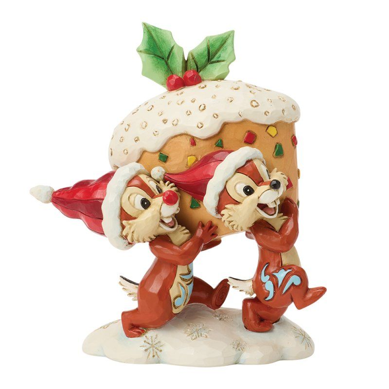Chip en Dale dragen een kersttaart, met kerstmutsen op, op een met sneeuw bedekte ondergrond.