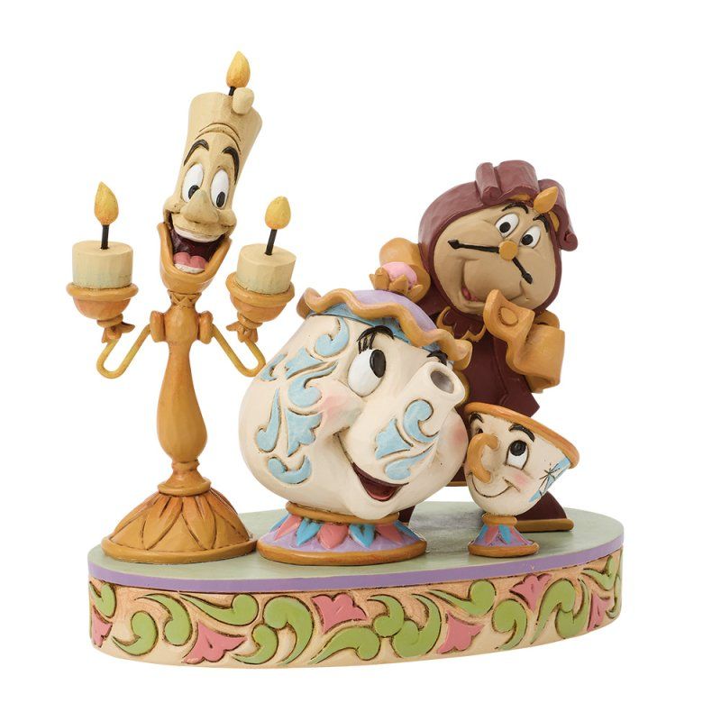 Beeldjes van Lumière, Mrs. Potts, Chip en Cogsworth uit Belle en het Beest op een versierde sokkel.