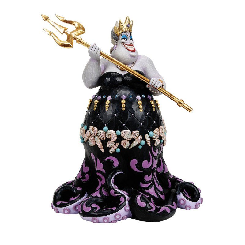 Standbeeld van Ursula uit De Kleine Zeemeermin, met een gouden drietand in haar hand. Ze draagt een zwarte jurk, paarse tentakels en een kroon.