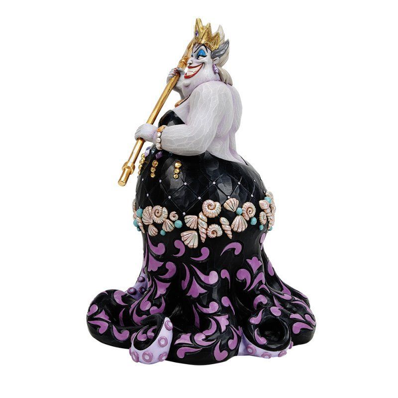 Standbeeld van Ursula uit De Kleine Zeemeermin, met staf in haar hand, gekleed in een zwarte jurk met paarse accenten en schelpen.