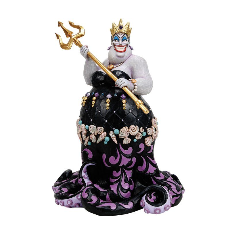 Standbeeld van Ursula uit De Kleine Zeemeermin, met een gouden drietand in haar hand. Ze draagt een zwarte jurk, paarse tentakels en een kroon.